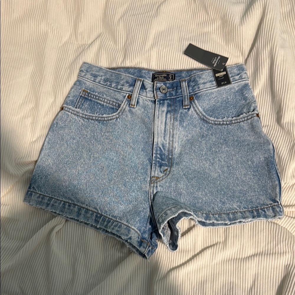 NWT women’s Abercrombie & Fitch Natural Rise Denim Shorts